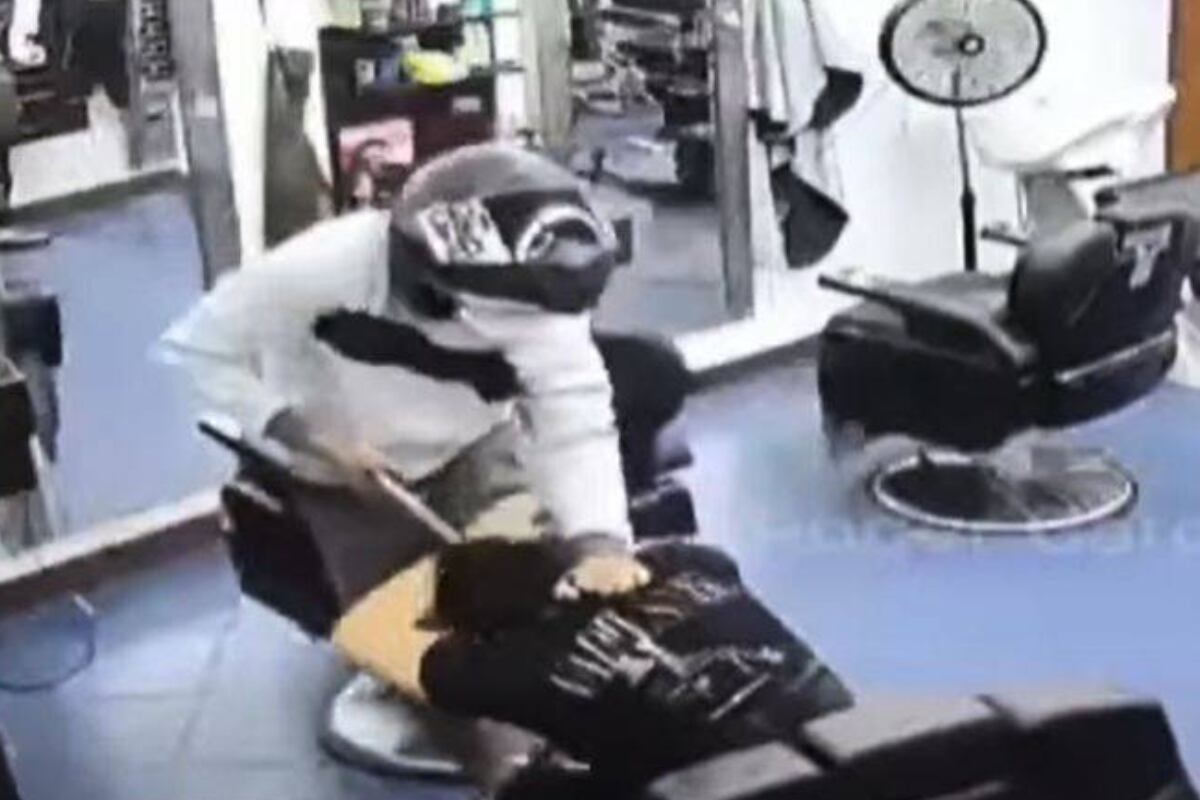 El joven de 18 años fue asesinado al interior de su barbería por oponerse al robo de sus pertenencias. Hecho de sangre ocurrió el jueves 28 de noviembre. Foto: captura cámaras de seguridad