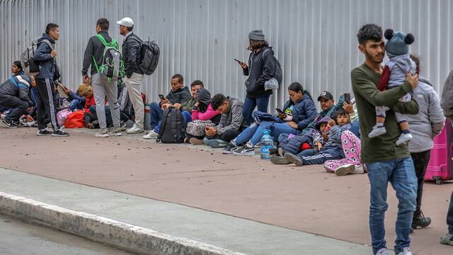 Familias reprochan a Biden por no hacer lo suficiente al prolongar protección a migrantes