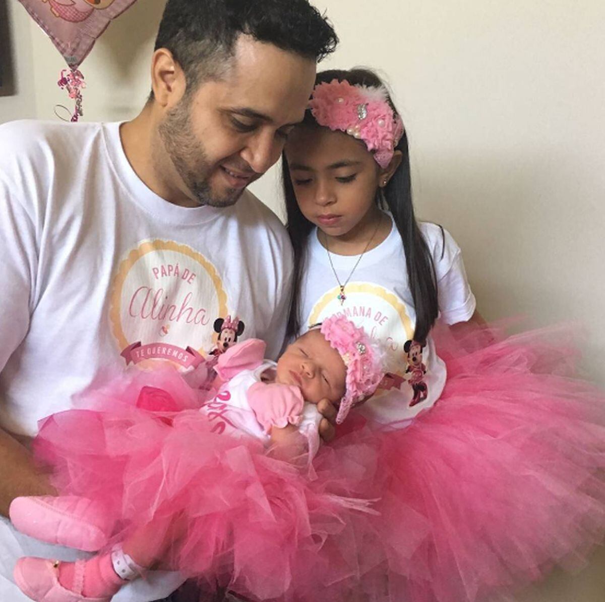 El músico con su hija mayor y la pequeña Alinha el día de su nacimiento (Foto: Martín Rodríguez / Instagram)