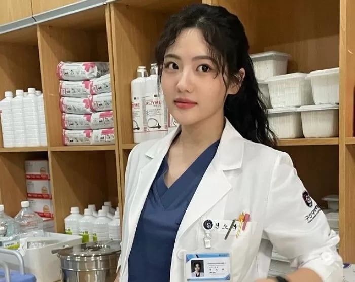 Jo Ah-ram como Jeon So-ra en la serie “Doctora Cha” (Foto: Netflix)