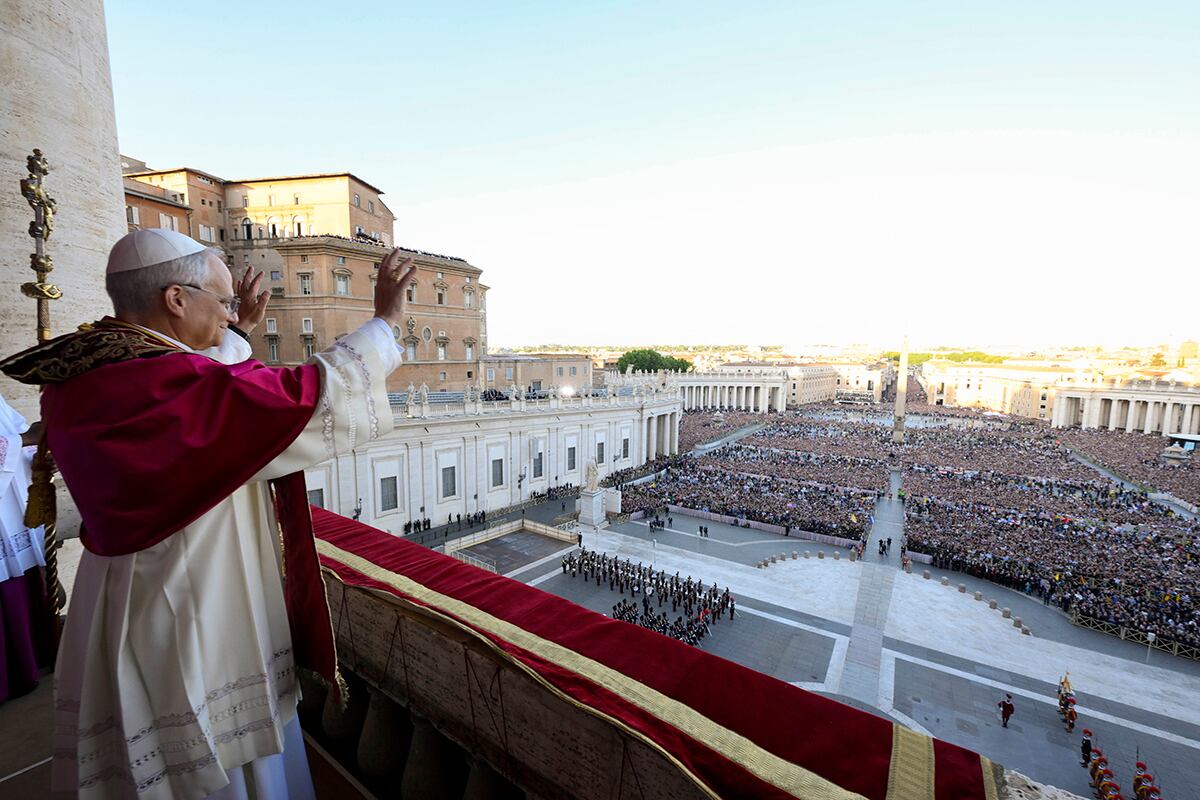 El recién elegido papa León XIV saluda a los fieles reunidos en la Plaza de San Pedro, poco después de su elección, el jueves 8 de mayo de 2025. (Vatican Media vía AP)