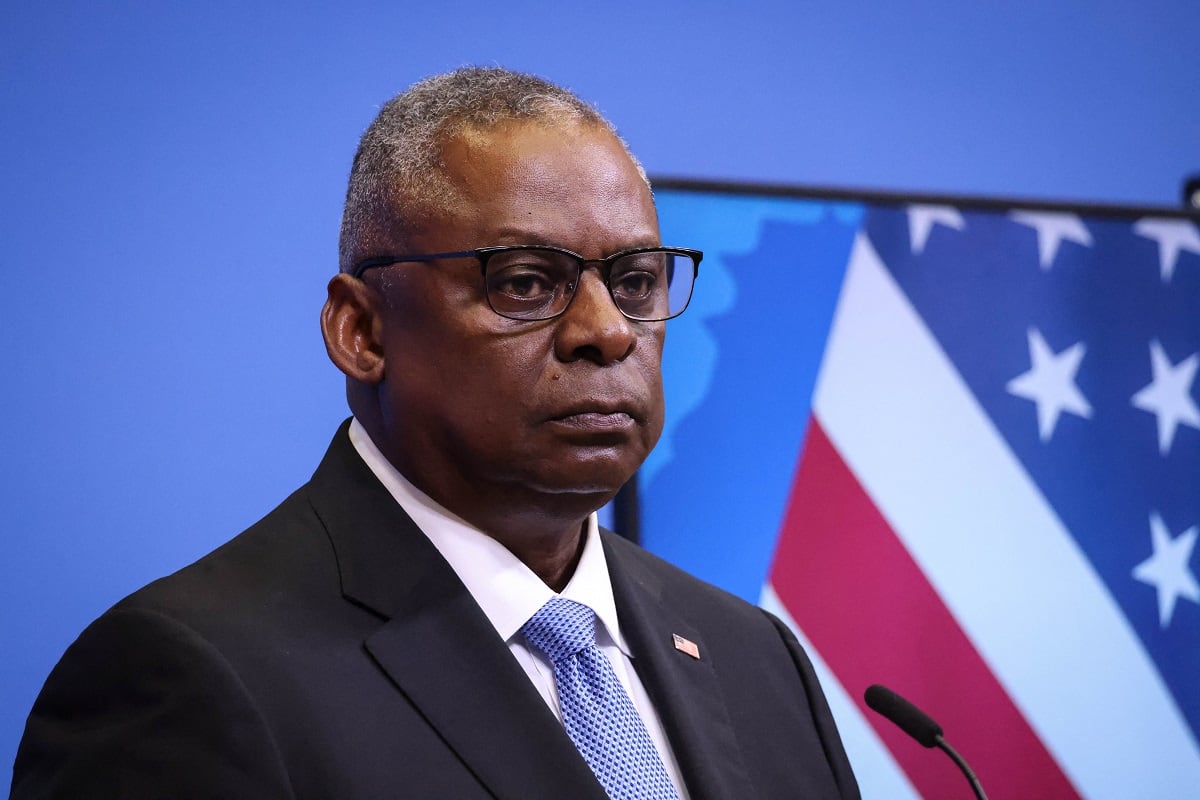 El secretario de Defensa de Estados Unidos, Lloyd Austin, ofrece una conferencia de prensa durante la sesión de Ministros de Defensa del Consejo de la OTAN en la sede de la OTAN en Bruselas el 12 de octubre de 2023. (Foto de SIMON WOHLFAHRT / AFP)