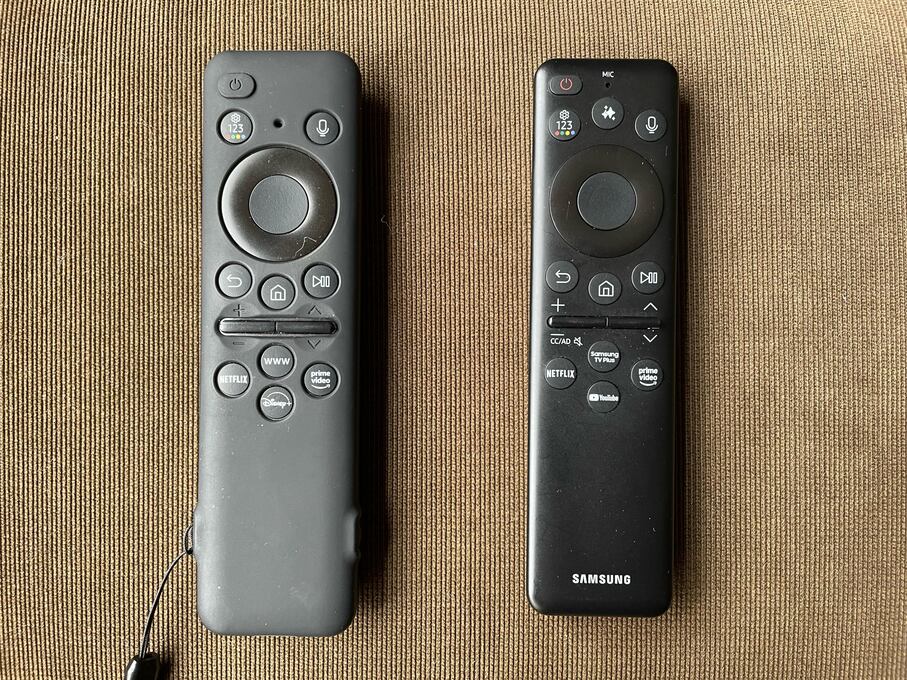 Izquierda mi control regular de televisión frente a la versión más reciente a la derecha. Dos de los botones nuevos, el de IA y el de Samsung TV Plus, no funcionan en este país.