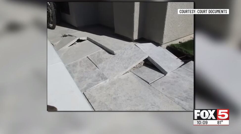 Los vecinos aseguran que las casas se están hundiendo y mostrando grietas debido a problemas en muros de contención. (Foto: FOX5 Las Vegas / YouTube)