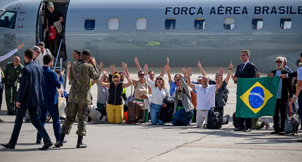 Ciudadanos brasileños que huyen del conflicto entre Israel y Hamás llegan a la base aérea militar brasileña Galeo en Río de Janeiro, Brasil, el 11 de octubre de 2023. (Foto de CARL DE SOUZA / AFP).