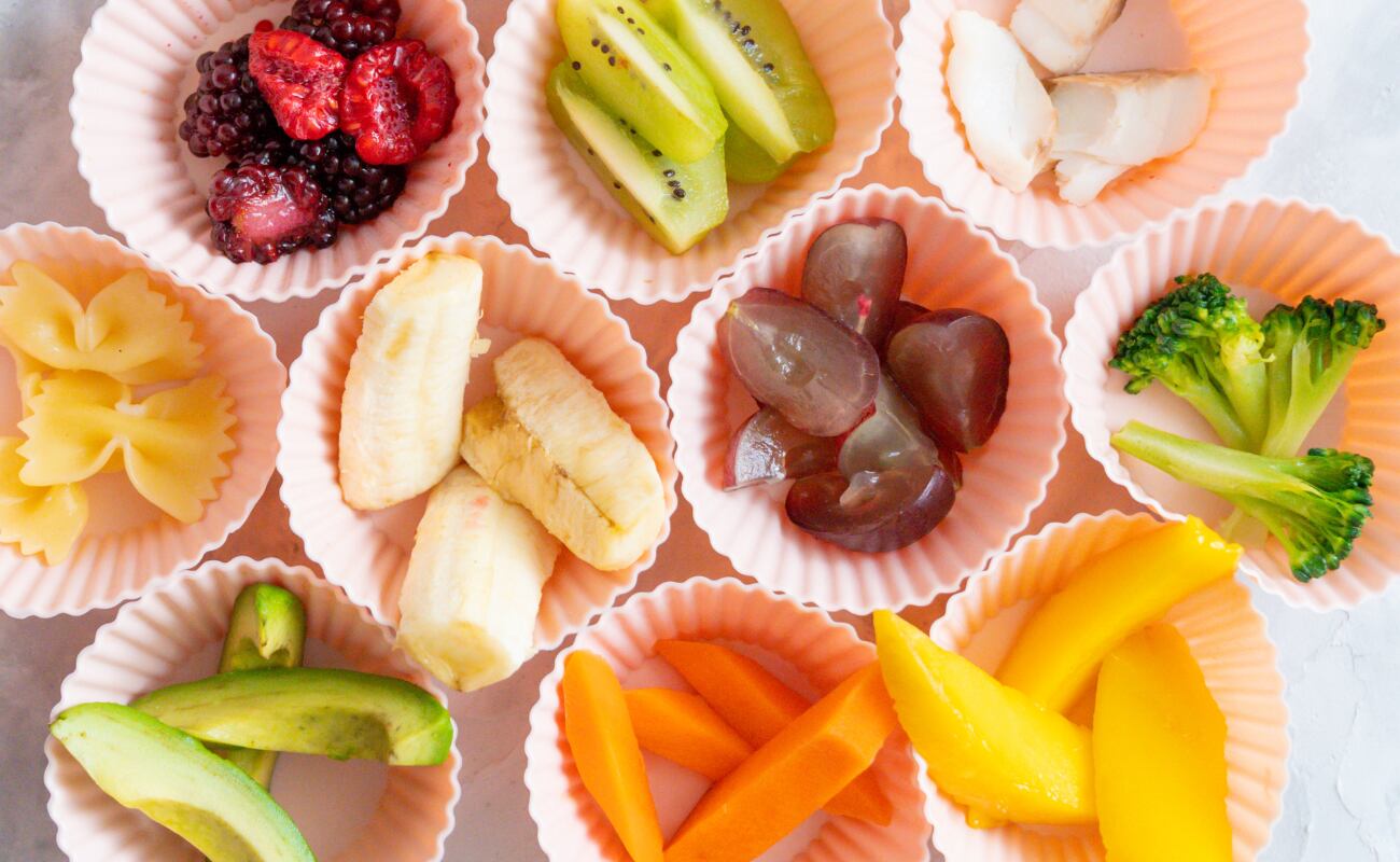 Para aplicar el BLW con seguridad, es clave ofrecer alimentos blandos y fáciles de agarrar, permitir que el bebé explore sin presiones y supervisarlo en todo momento.