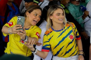 La esposa del candidato a la Presidencia de Colombia Abelardo de la Espriella, Ana Lucía Pineda (der), posa con una seguidora antes de votar en la segunda vuelta en Barranquilla. (EFE/ Mauricio Dueñas Castañeda).