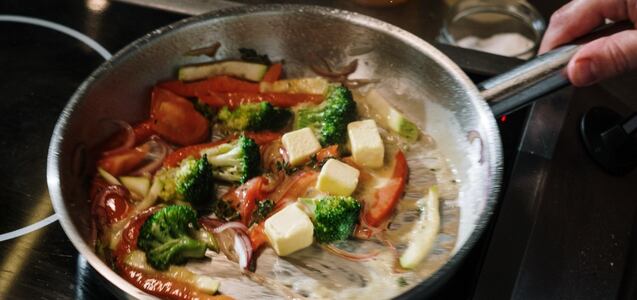 Cómo limpiar sartenes de acero inoxidable con manchas quemadas