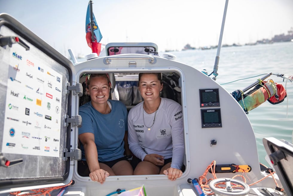 alguien podría haber sido capaz de recogernos, pero no el barco, y el barco habría estado a la deriva.
Las remeras británicas Miriam Payne y Jess Rowe antes de zarpar por la ruta que las llevará desde El Callao hasta Sídney.