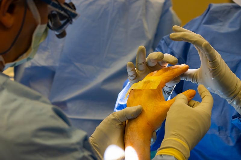 Durante un mes, los médicos residentes del programa observan cirugías de alto nivel y presentan casos ante expertos. La convocatoria 2026 ya está abierta.