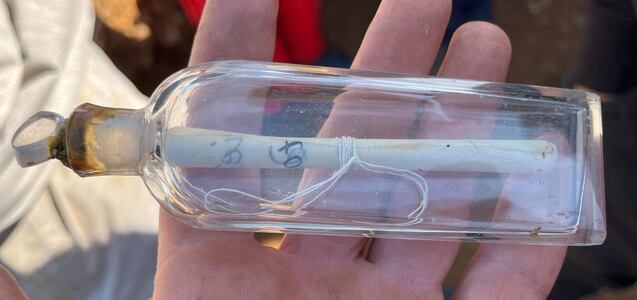 Un equipo de excavación halla una botella con un mensaje escrito hace 200 años