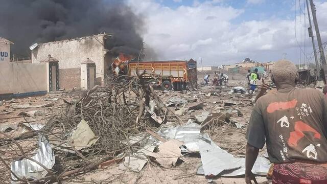 Al menos 13 muertos y 20 heridos en un atentado suicida con coche bomba en el centro de Somalia (VIDEO)