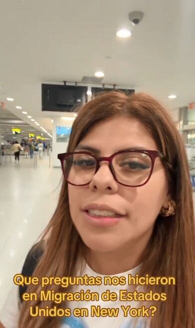 La madre contó que al pasar el control migratorio el agente solo hablaba inglés, lo que dificultó un poco la comunicación. (Foto: @cherrymatutez / TikTok)