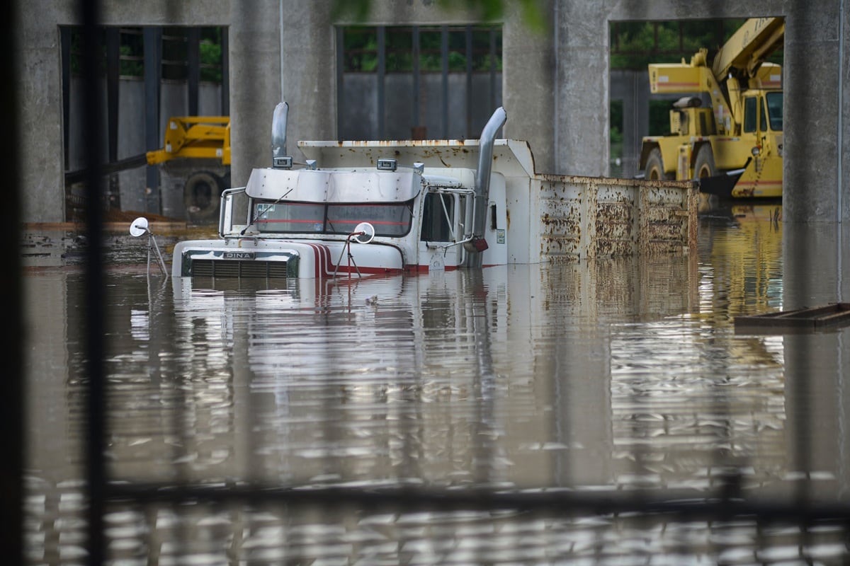 Un camión permanece parcialmente sumergido en una calle inundada después de las fuertes lluvias en Poza Rica, estado de Veracruz, México, el 10 de octubre de 2025. (Marco Antonio Perez / AFP)