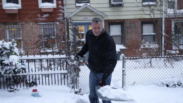 Alcalde de Nueva York quitó con sus propias manos la nieve caída en su casa