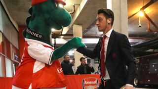 Mesut Özil se ofreció a pagar el salario de ‘Gunnersaurus’ para que siga en el Arsenal 