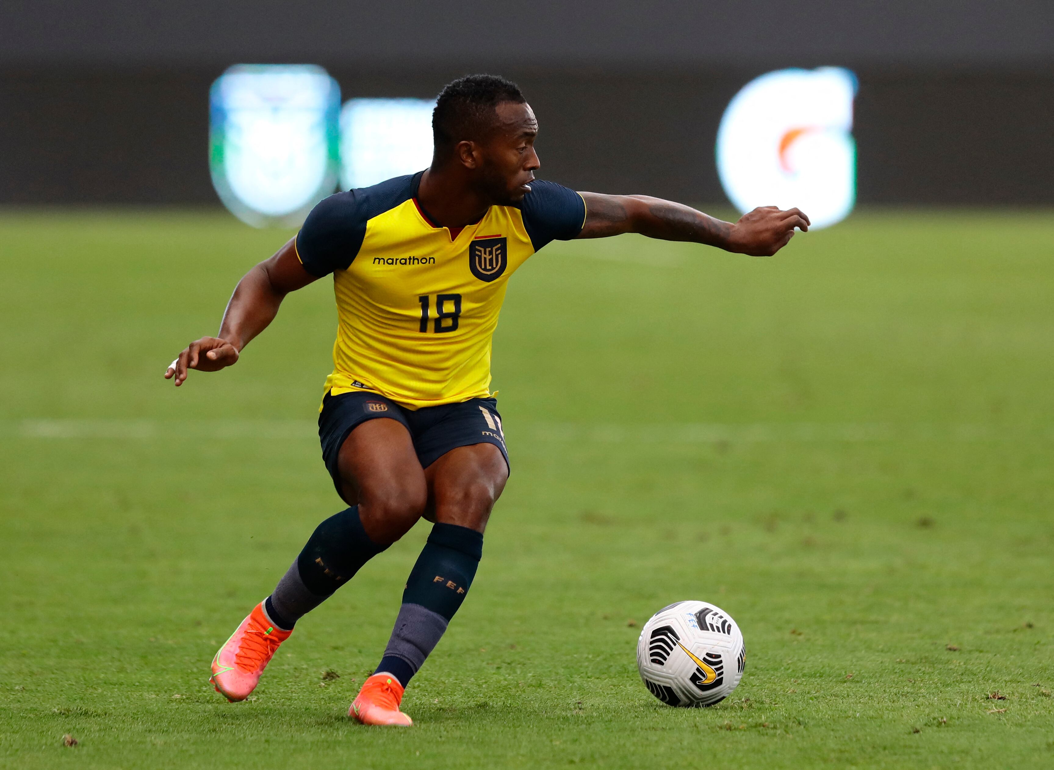 El futbolista de Ecuador Pedro Pablo Perlaza toma el balón durante el partido amistoso de fútbol contra Bolivia en el Estadio Banco Guayaquil, el 29 de marzo de 2021. (Foto de FRANKLIN JACOME / POOL / AFP).