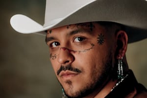 Christian Nodal elimina casi todos los tatuajes de su rostro: el nuevo look del novio de Cazzu