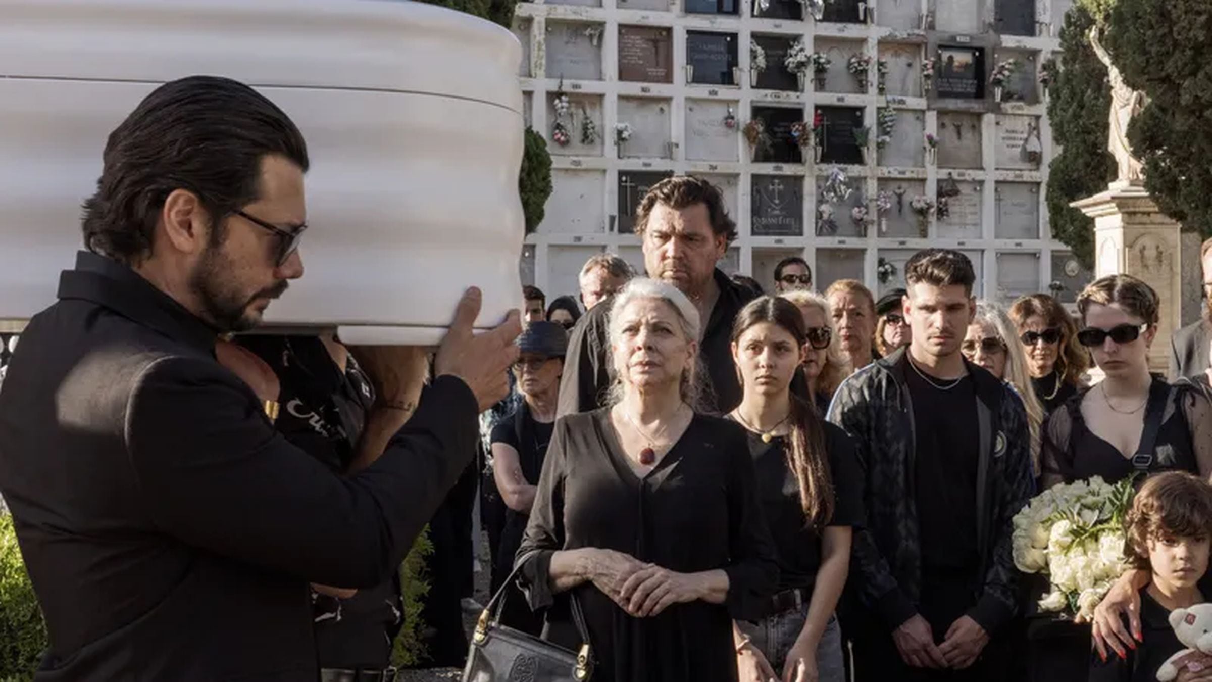 "Dos Tumbas", protagonizada por Kiti Mánver, Álvaro Morte y Hovik Keuchkerian, narra la investigación de la desaparición de una joven y la lucha de su abuela para esclarecer la verdad. (Foto: Netflix),