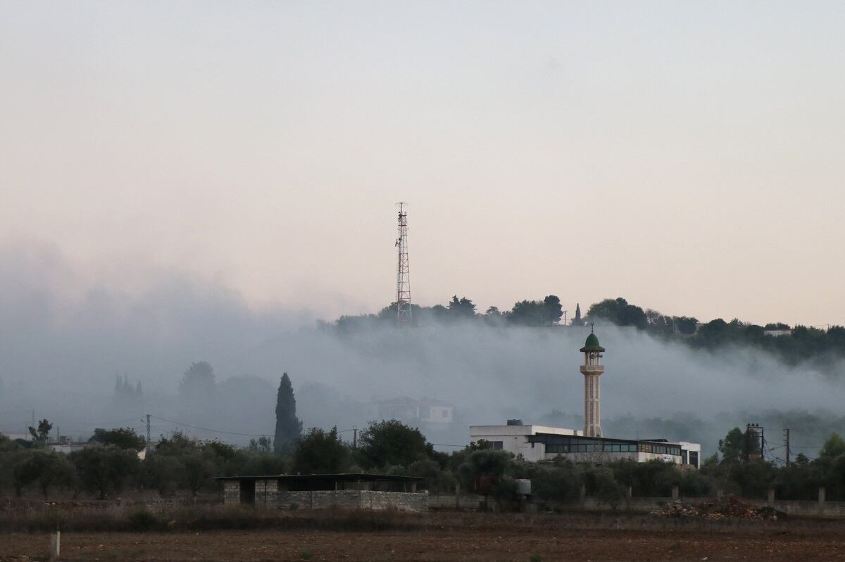 El humo se eleva después del bombardeo de Israel en la aldea fronteriza de Dhaira, en el sur del Líbano, el 16 de octubre de 2023. (Foto de AFP)