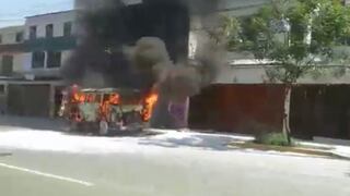 Combi se incendió mientras circulaba por la Av. Canadá