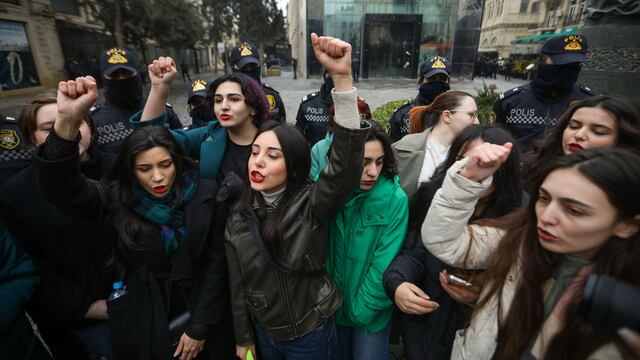Un grupo de activistas se manifiestan por los derechos de la mujer en Bakú