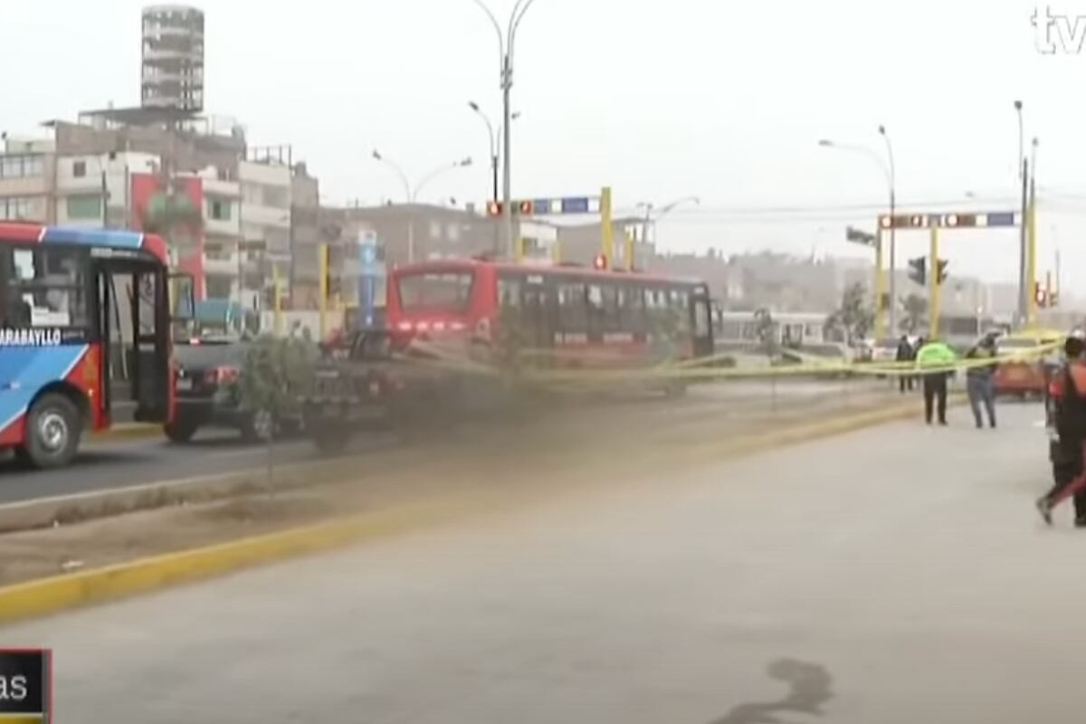 La policía acordonó la zona para iniciar las diligencias. Foto: captura Tv Perú