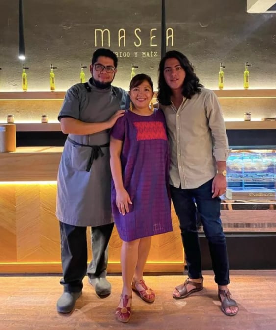 El hombre de la camisa y sandalias sería el novio de Lesslie Polinesia (Foto: Twitter)