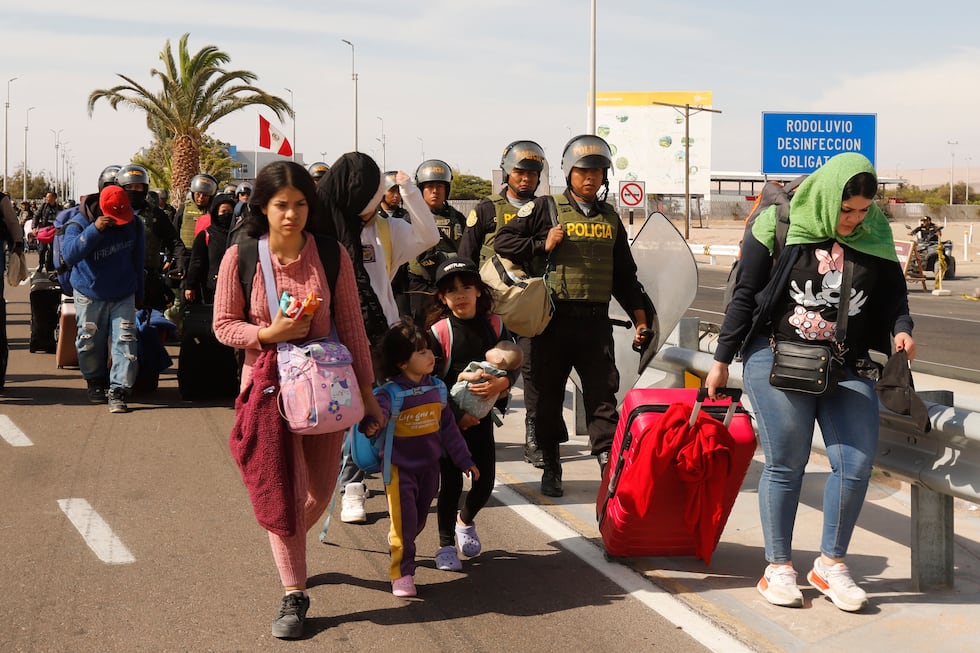Migrantes venezolanos cruzan desde Chile por el puesto fronterizo de Santa Rosa en Tacna, Perú, el lunes 1 de diciembre de 2025. Foto: AP