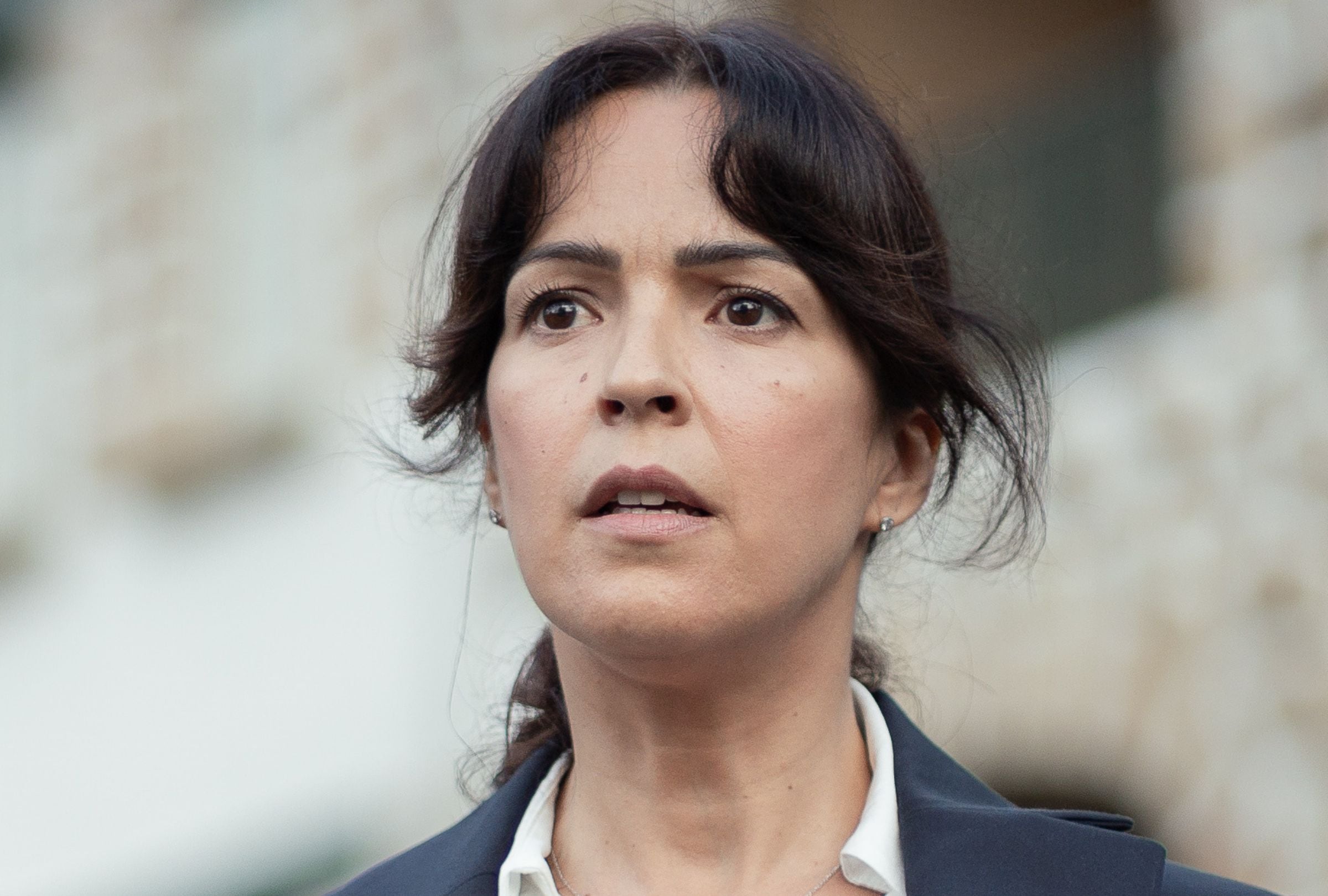 En la serie española "Ángela", la cómoda existencia de la protagonista implosiona cuando reconoce el maltrato doméstico. Ella está interpretada por Verónica Sánchez (Foto: Atresmedia Televisión)