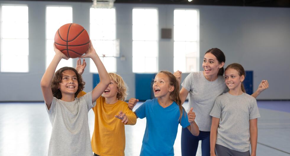 El deporte es esencial para el desarrollo holístico de los niños, ya que no solo promueve la salud física, sino que también contribuye a su bienestar emocional, social y cognitivo, sentando las bases para un estilo de vida activo y saludable.