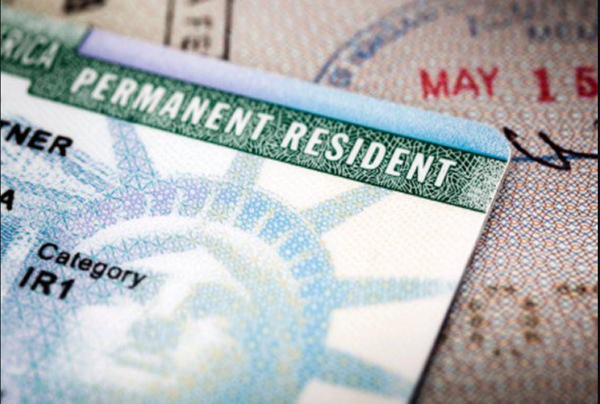 La regla de carga pública vuelve al centro del debate por su posible impacto en quienes solicitan la Green Card. | Crédito: Getty Images