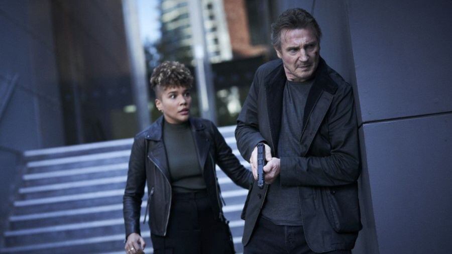 Liam Neeson junto a la periodista Mira Jones que investiga todo alrededor del agente despistado Dusty.