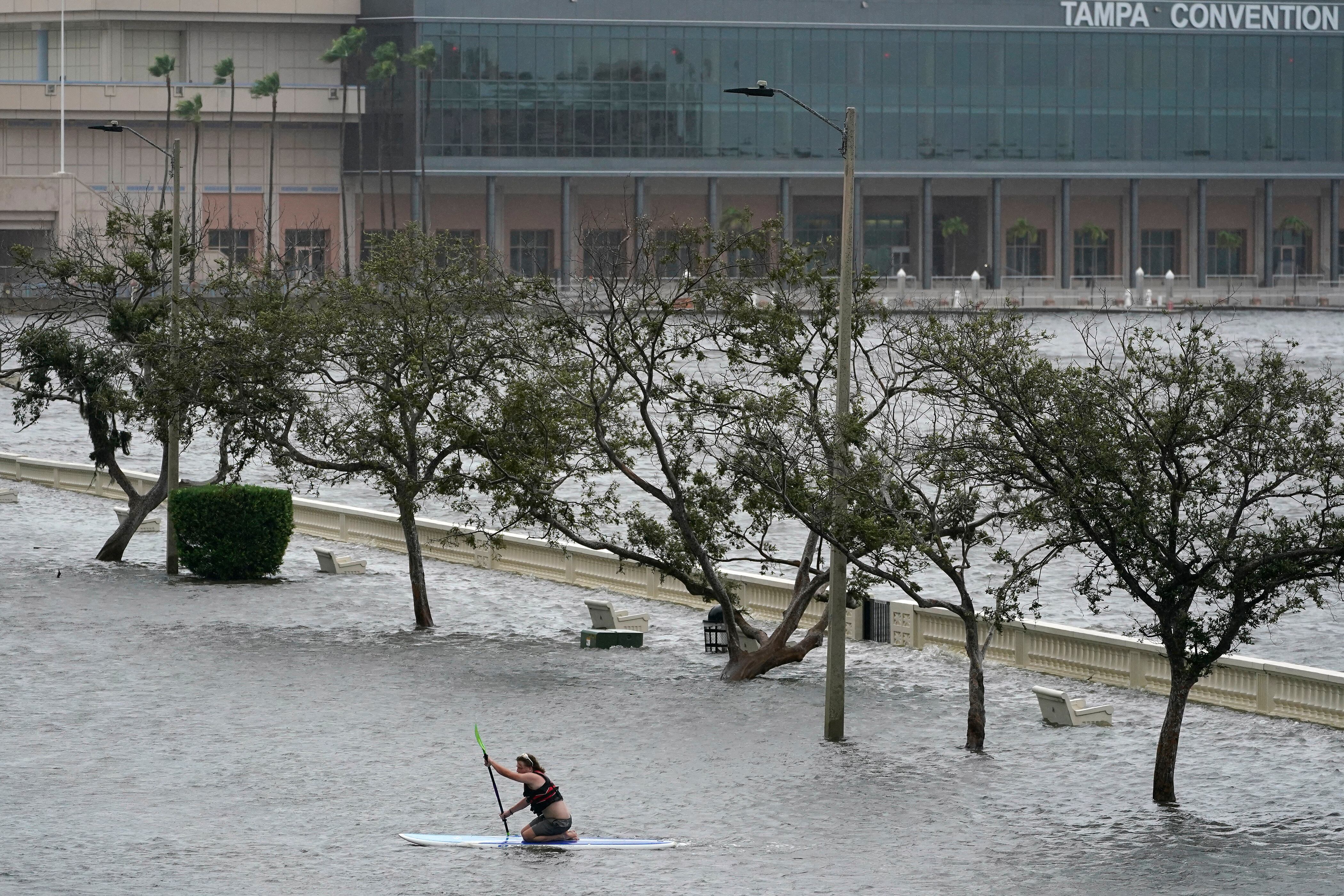 Zeke Pierce monta su tabla de remo en medio de un Bayshore Blvd inundado en el centro de Tampa, Florida, el miércoles 30 de agosto de 2023, tras el impacto del huracán Idalia. (Foto AP/Chris O'Meara).