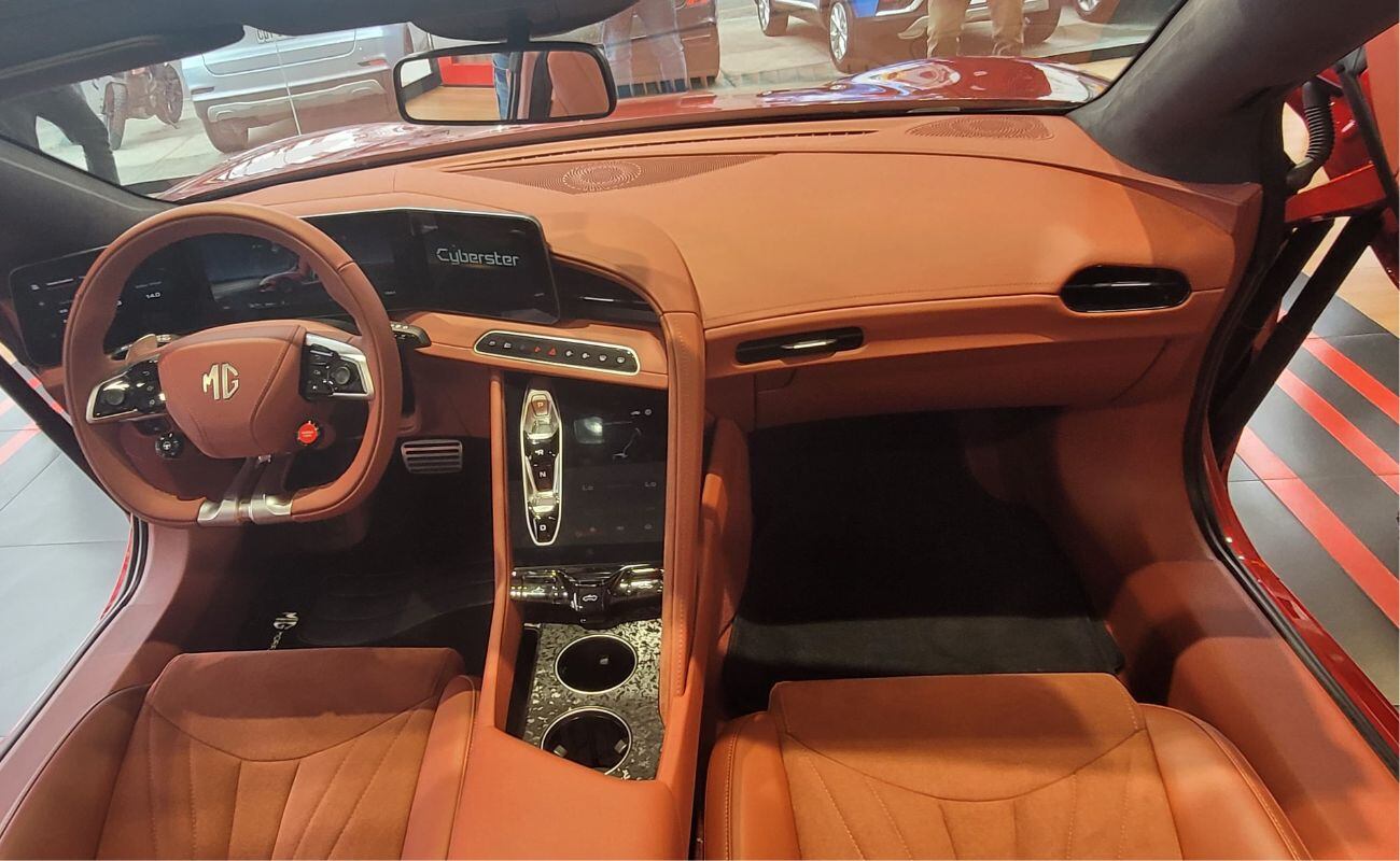 El interior es lujoso y cuenta con un tapizado de cuero y alcántara. (Foto: Fernando Roca)