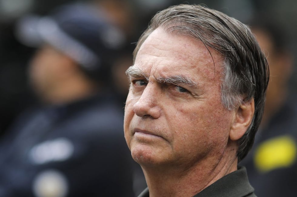 El expresidente brasileño, Jair Bolsonaro, abandona el hospital DF Star de Brasilia el 14 de septiembre de 2025. Foto: Sergio Lima / AFP