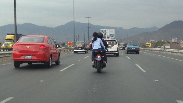 Una moto en la Vía de Evitamiento lleva pasajero y sin casco