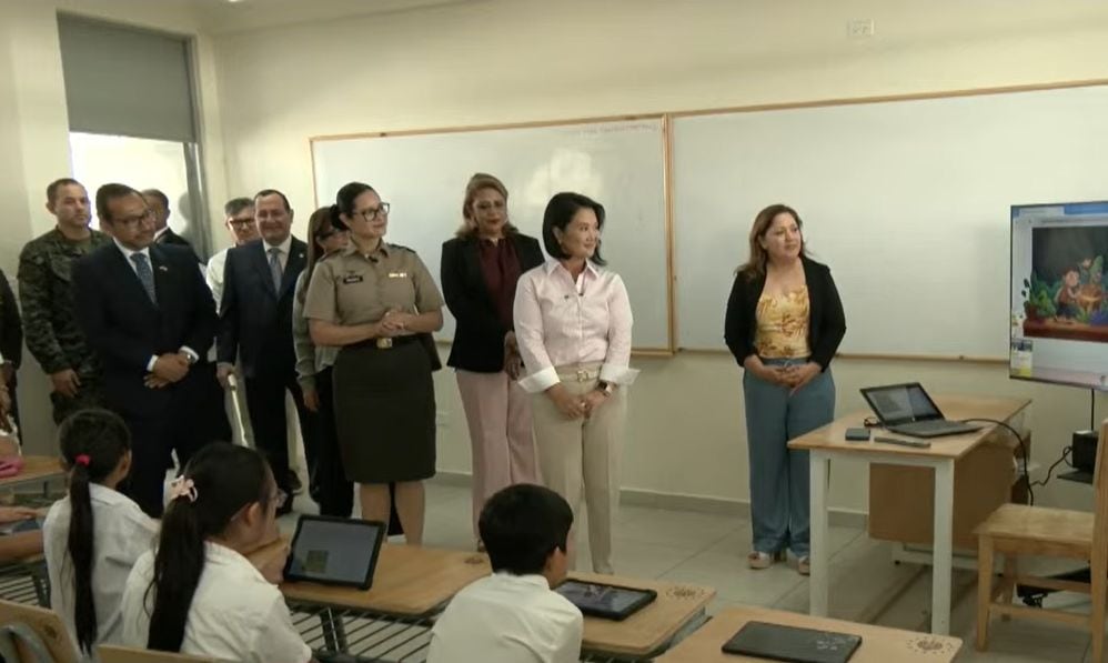 Keiko Fujimori visita colegio emblemático para evaluar modelo educativo en El Salvador