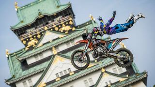 Motociclistas hacen acrobacias de infarto en cielo japonés