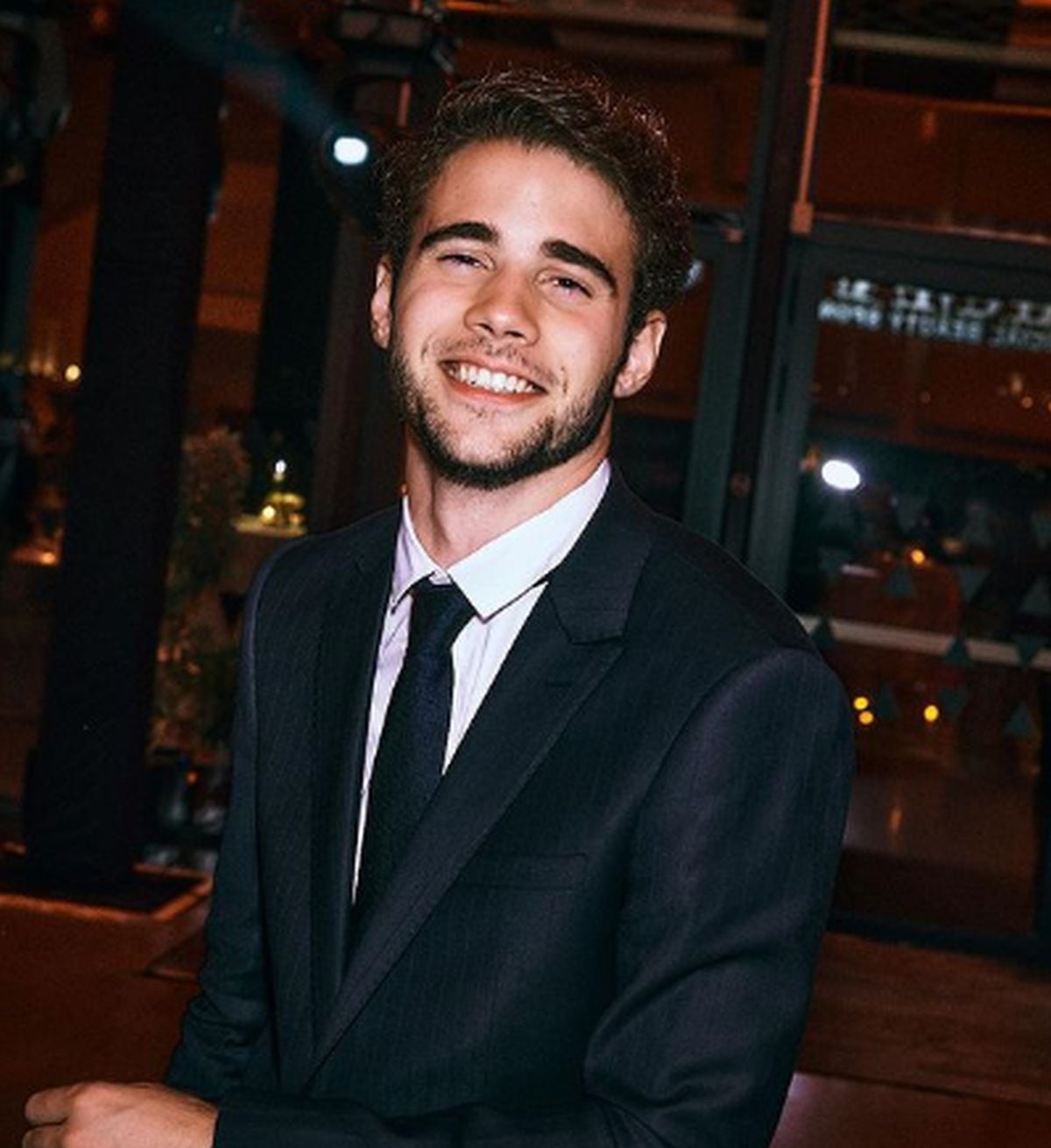 "Un año más feliz de poder asistir al Donostia Zinemaldia. Es un placer volver a esta preciosa ciudad en la que nací, y ver que estoy rodeado de gente que apoya mi trabajo", escribió el 2 de octubre de 2023 (Foto: Julio Peña / Instagram)