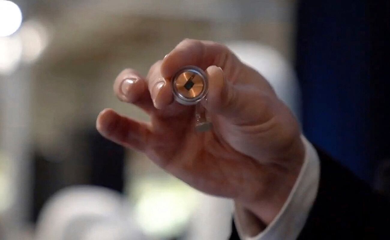 El chip que utiliza Neuralink es del tamaño de una moneda y se implanta en el cerebro. (Foto: AFP)