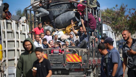 Los palestinos desplazados huyeron de Rafah con sus pertenencias a zonas más seguras en el sur de la Franja de Gaza. (Foto de AFP)