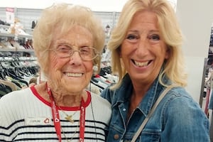 El emotivo gesto que sorprendió a una mujer de 92 años que aún trabaja para pagar sus cuentas