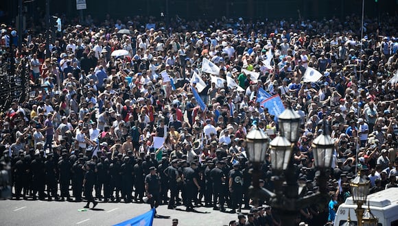 La gente participa en una manifestación frente al Congreso argentino durante una huelga nacional contra el gobierno de Javier Milei en Buenos Aires, el 24 de enero de 2024. (Foto de Luis ROBAYO/AFP)