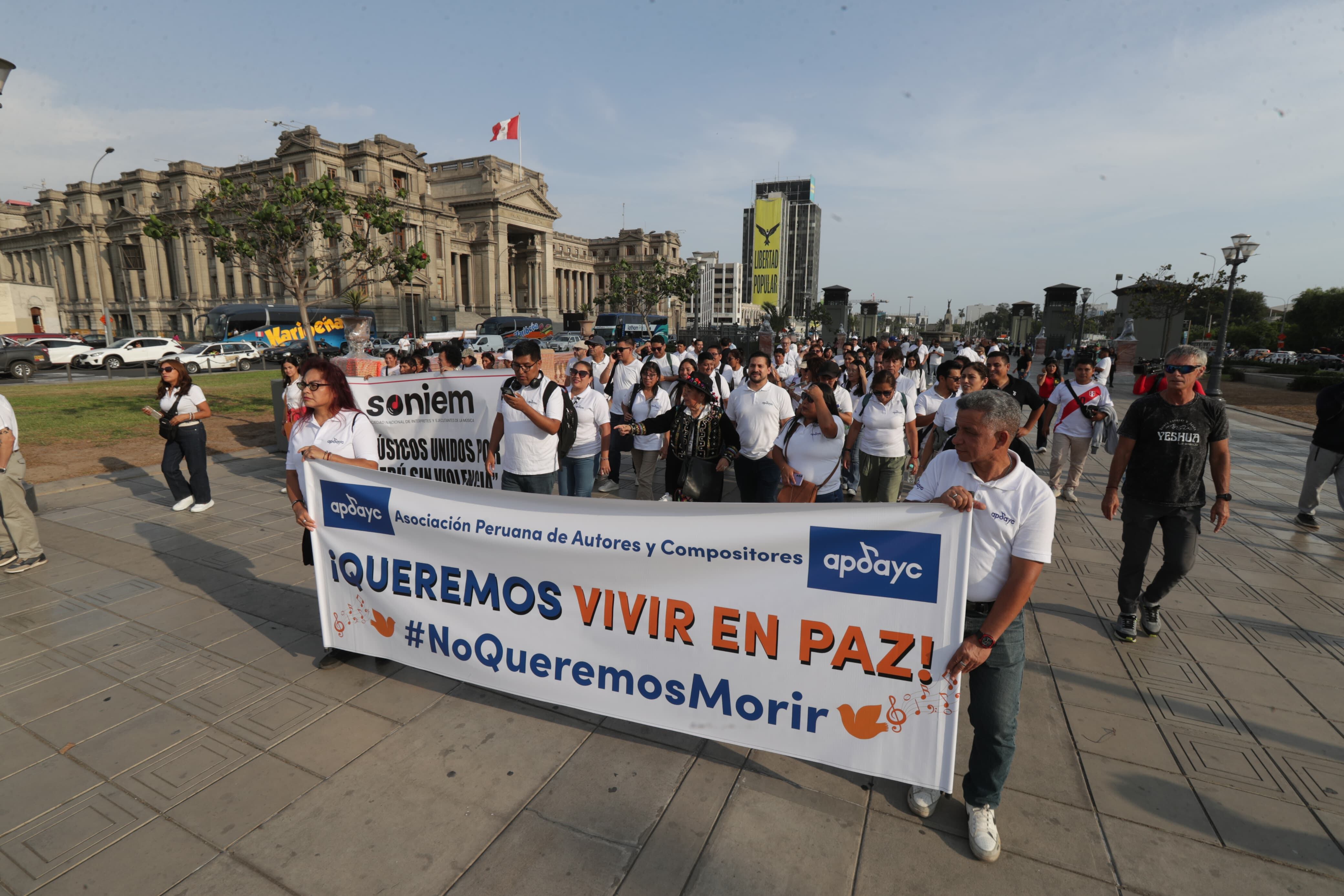 Artistas y músicos llegan a la marcha de este viernes 21 de marzo. Fotos: Julio Reaño/@photo.gec