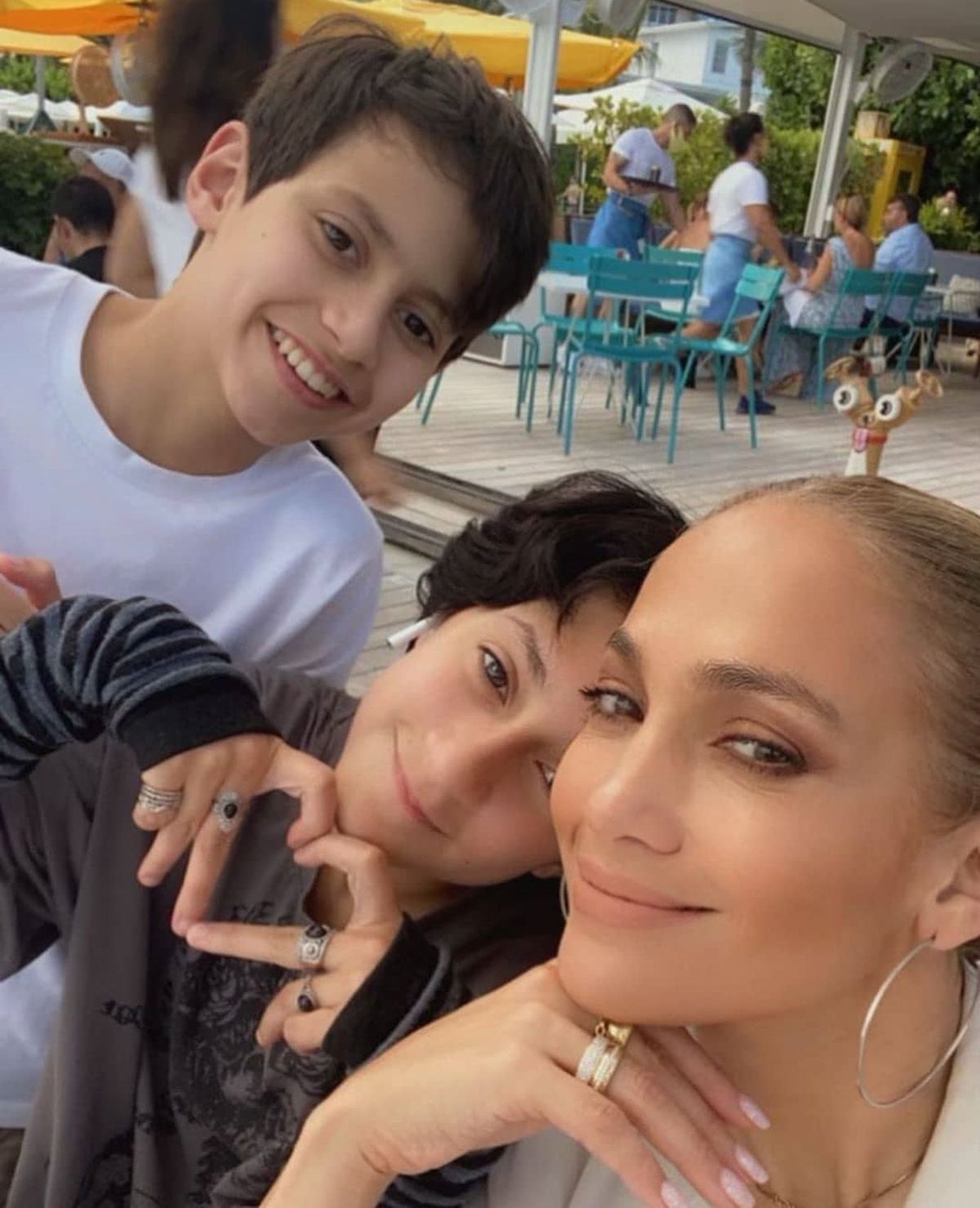 Jennifer Lopez junto a sus mellizos, quienes ya son unos adolescentes (Emme / Instagram)