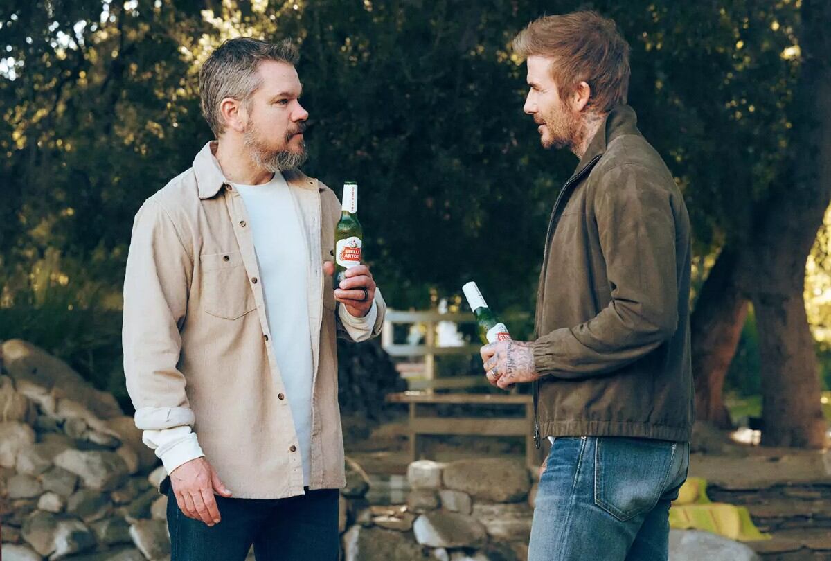 David Beckham y Matt Damon en el comercial que se transmitirá en el Super Bowl 2025. | Crédito: Stella Artois