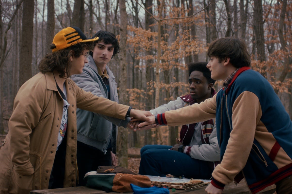 Gaten Matarazzo (como Dustin Henderson), Finn Wolfhard (como Mike Wheeler), Caleb McLaughlin (como Lucas Sinclair) y Noah Schnapp (como Will Byers) en "Stranger Things", temporada final.