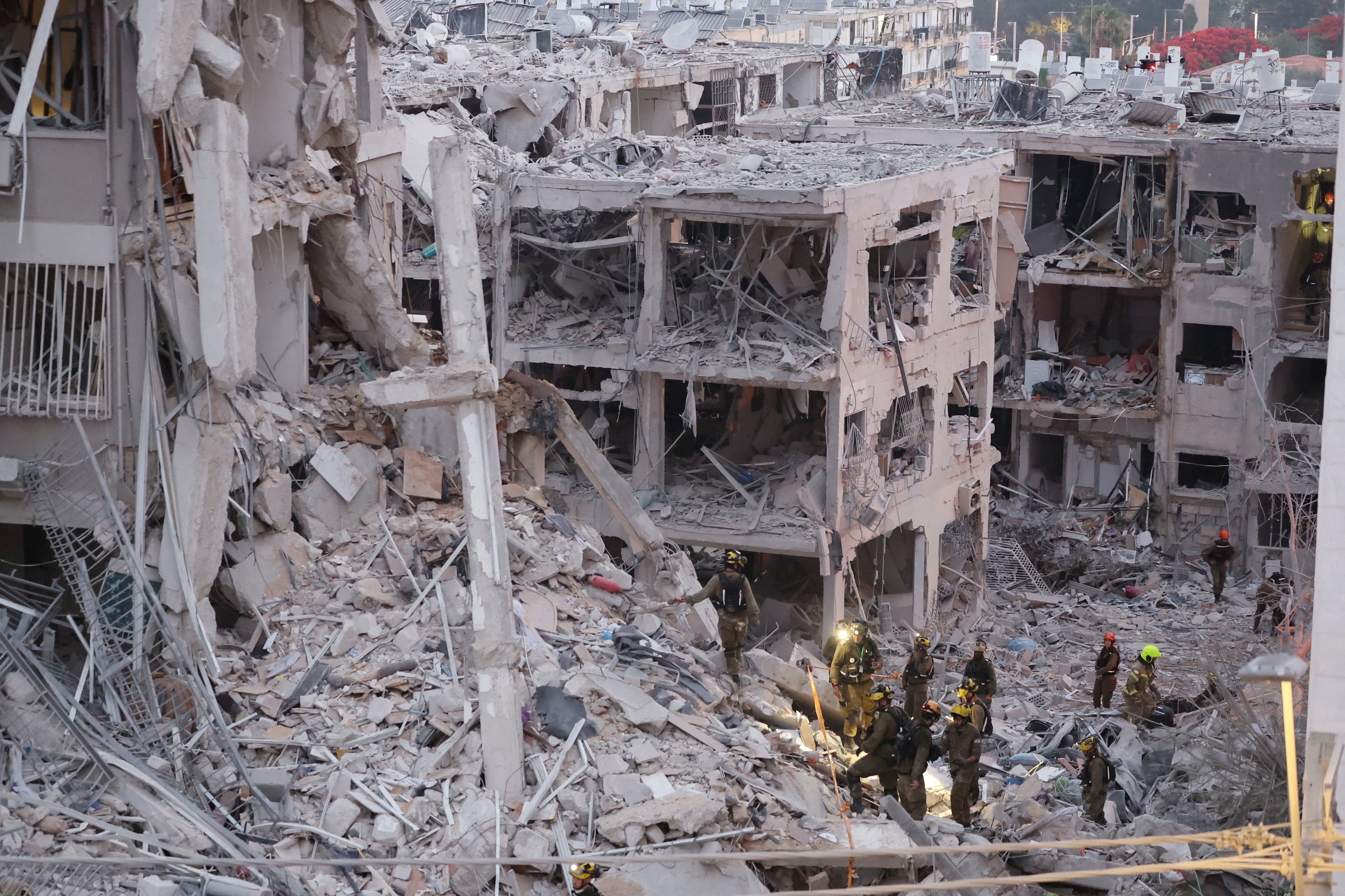 Los equipos de respuesta trabajan entre los escombros de un edificio tras el impacto de un misil de Irán en la ciudad israelí de Bat Yam, al sur de Tel Aviv, la madrugada del 15 de junio de 2025. (Foto de Jack GUEZ / AFP).
