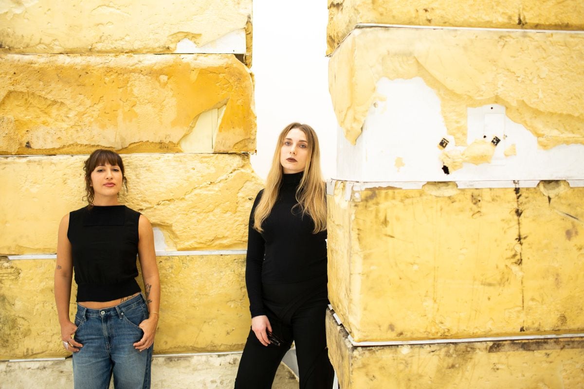 04/12/25
Galeria Gato cumple 1 año. Celebra con exposición de Julia Taszycka (rubia). En la foto con Tarissa Revilla, la curadora.
© Victor Idrogo / Icónica